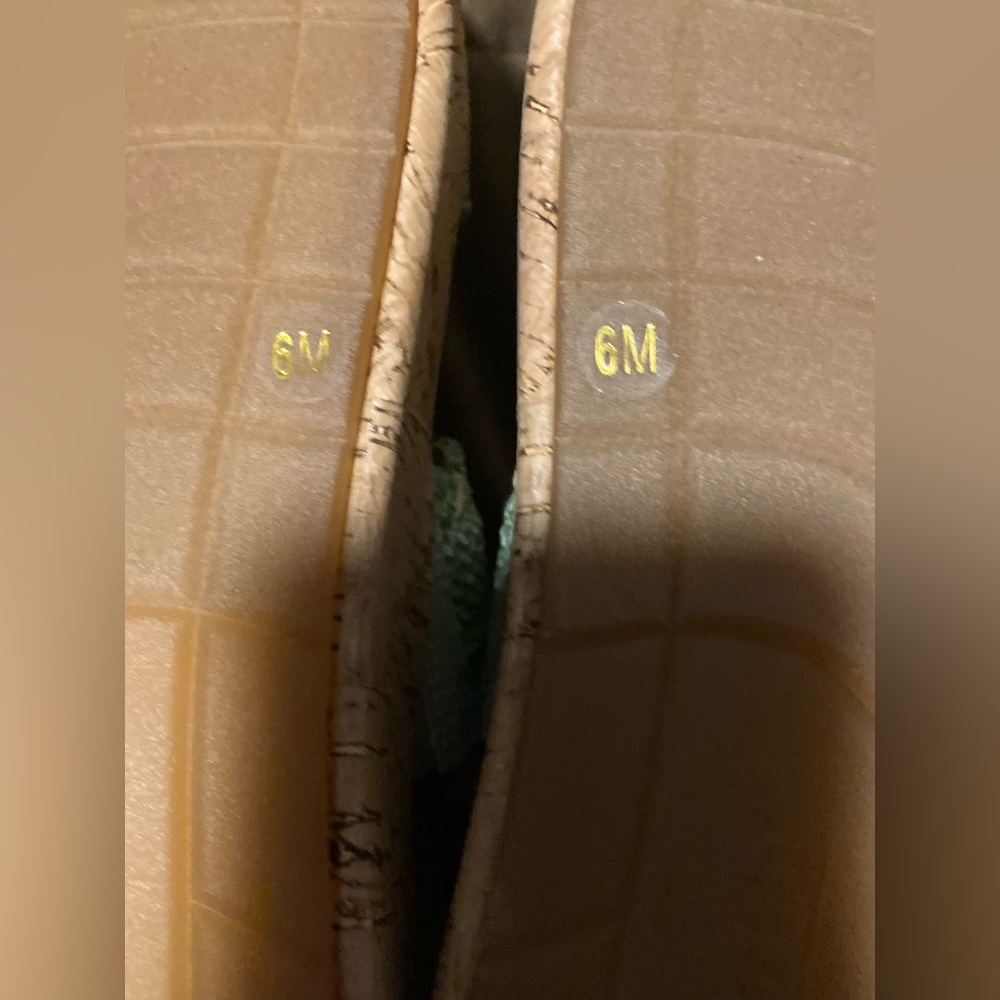 Earth brand, size 6, new in box, beautiful green sandals - Picture 4 of 9